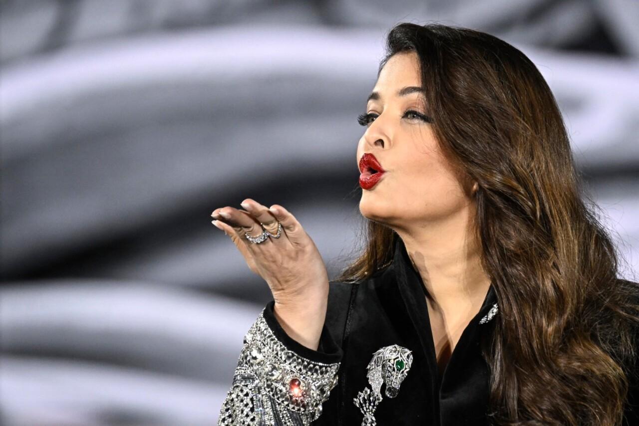 She greeted the Paris audience with a namaste. Then she waved her hands and blew kisses at the audience.